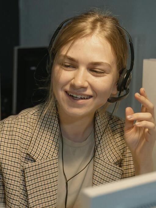 Moteris operatore suteikia konsultacija dėl duru atidarymo