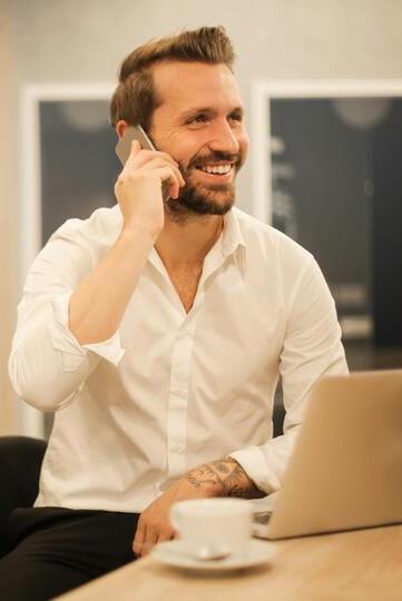 Vyras kalbasi telefonu dėl avarinio duru atidarymo